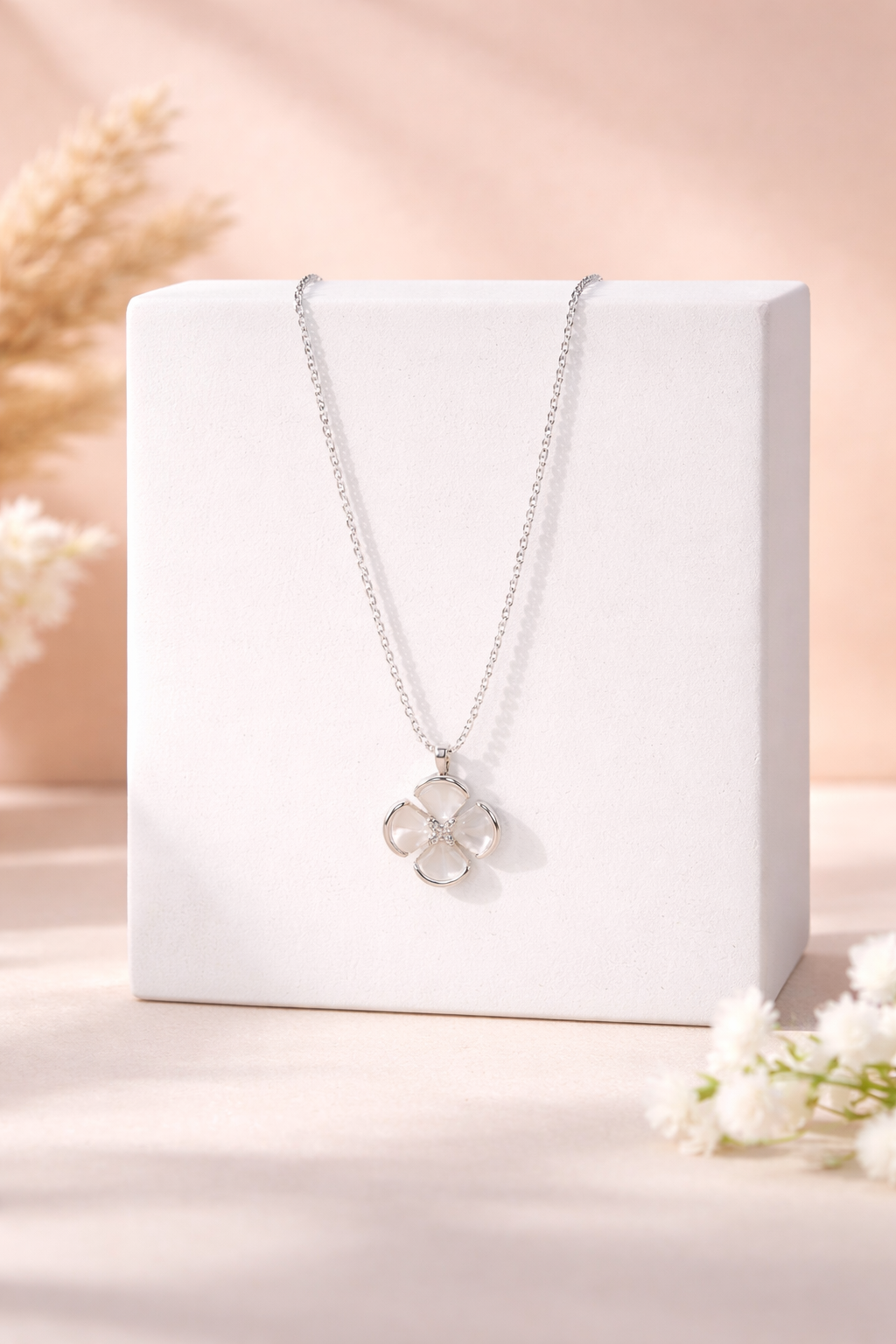 Minimal Floral Pendant Necklace