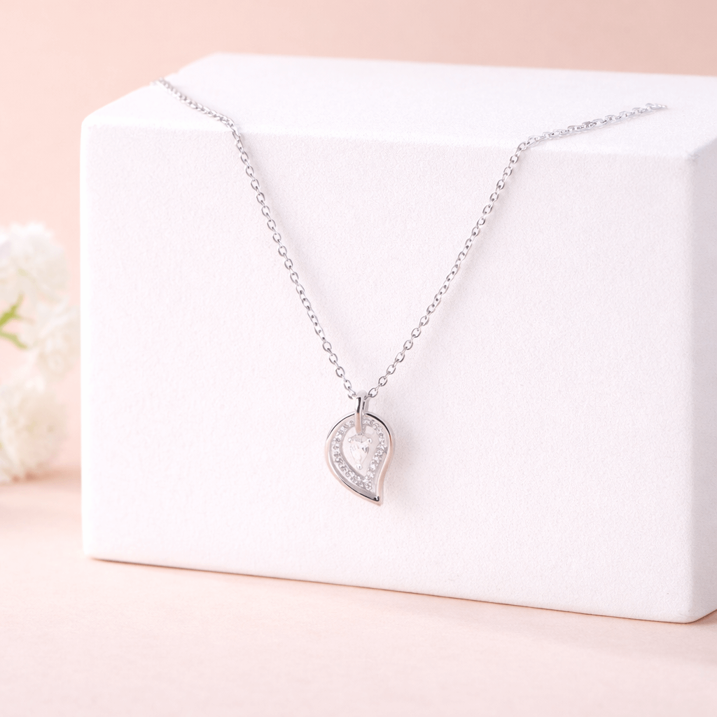Elegant Leaf Pendant Necklace